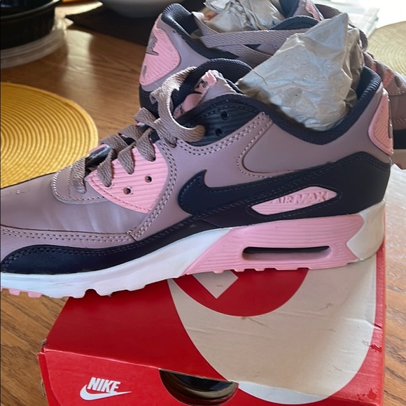 Nike Air Max 90 GS size 6 (women sizes 7.5-8) - Picture 2 of 4